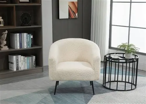Белое шерстяное кресло со стальными ножками от Maisons du Monde.