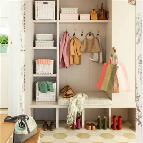 Организованный зал с корзинами и дырочками для детей 00433967