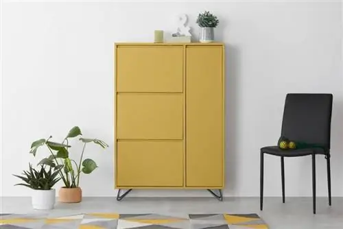 Полка для обуви современного дизайна с латунными ножками.