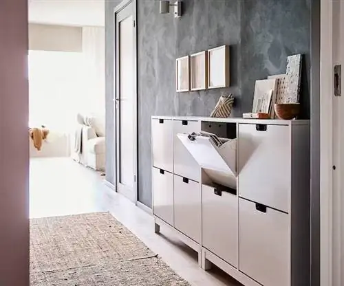 Полка для обуви ИКЕА СТЭЛЛЬ с четырьмя отделениями.