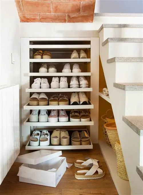 Лестничная клетка была использована для изготовления специальной полки для обуви.