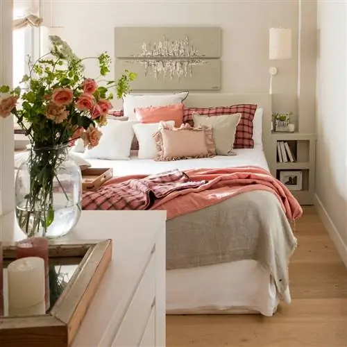 спальня окрашена в мягкие цвета-00543419 O