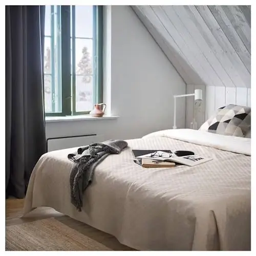 Светло-бежевое покрывало СТЕНФРОМАЛЬ от ИКЕА.