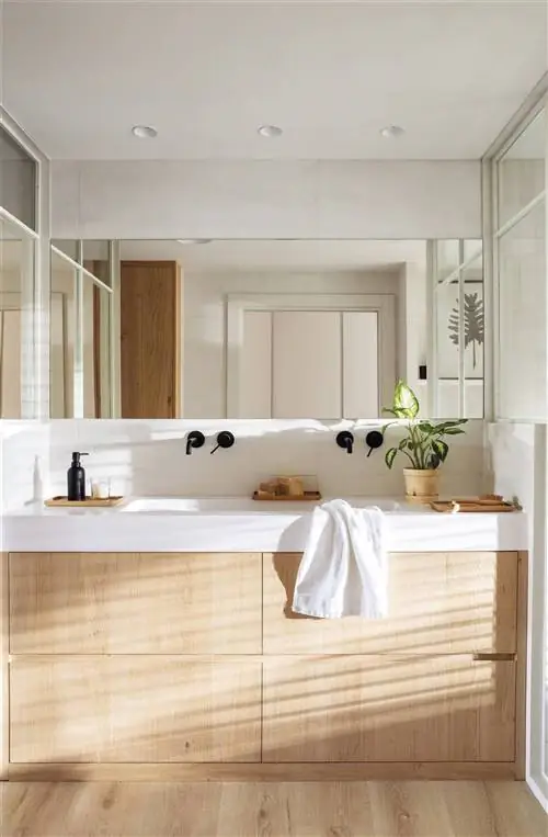 современная ванная комната с большим зеркалом и деревянной мебелью 00530354