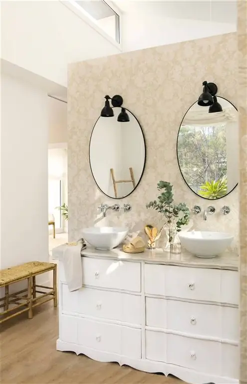 00533359 Белый винтажный комод, переделанный в тумбу для ванной