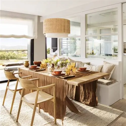 Льняная скатерть коричневого цвета на деревянном обеденном столе