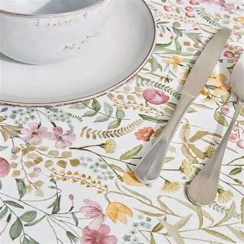 Хлопковая скатерть с цветочным орнаментом от El Corte Inglés.