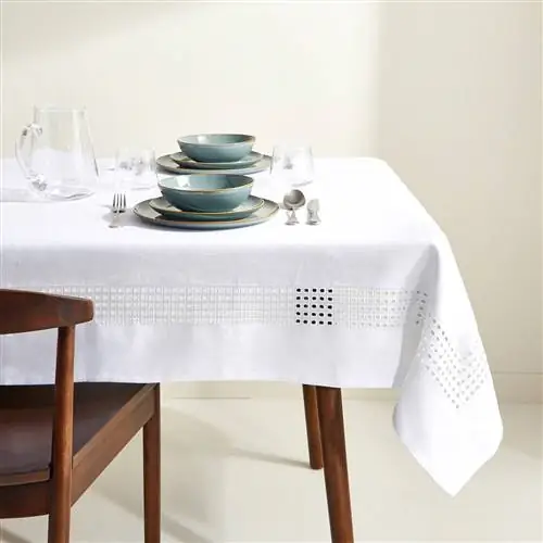 Белая скатерть с мережевой каймой от El Corte Inglés.