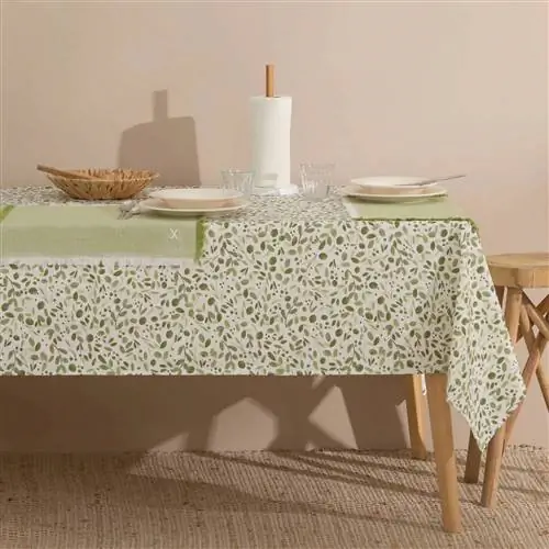 Скатерть с мотивом листьев от Maisons du Monde.