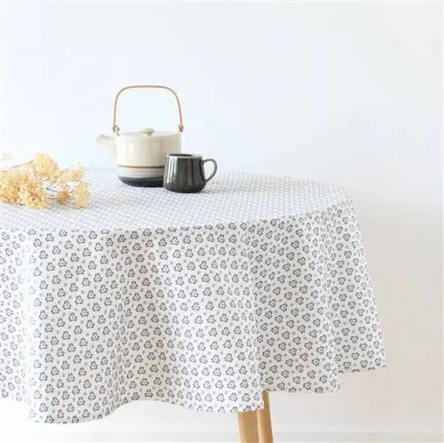 Круглая скатерть с голубыми геометрическими узорами от Maisons du Monde.