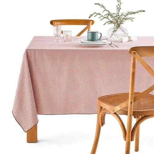 Красная скатерть в мелкую клетку от La Redoute.