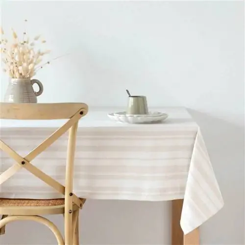 Скатерть в полоску бежевого и цвета экрю от Maisons du Monde.