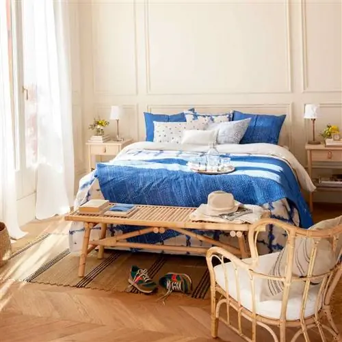 спальня-с-лепниной-на-стене-мебель-дерево-и-волокно-и-синее-постельное белье-00501574 O