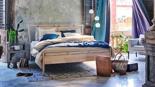 Спальня с деревянной двуспальной кроватью IKEA BJÖRKSNÄS.