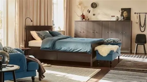 Кровать ИДЭНАС из темного дерева из ИКЕА.