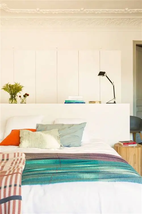 Белая спальня с кроватью ИКЕА.