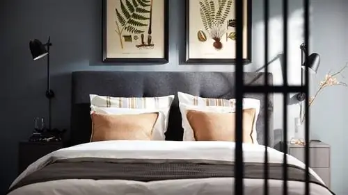 Кровать ИДЭНАС с темно-серым мягким изголовьем от ИКЕА.