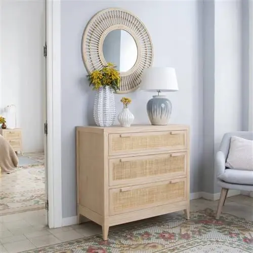 Деревянный комод с фасадами из натурального волокна Banak.