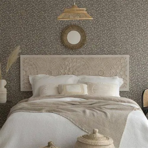 Резное деревянное изголовье из банакового цветка.