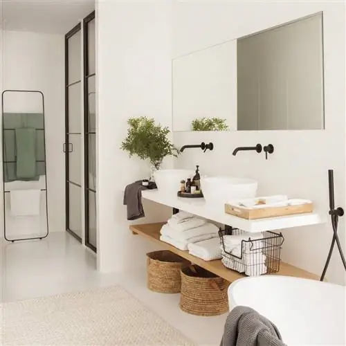 белая открытая ванная комната с двойной деревянной раковиной 00510650