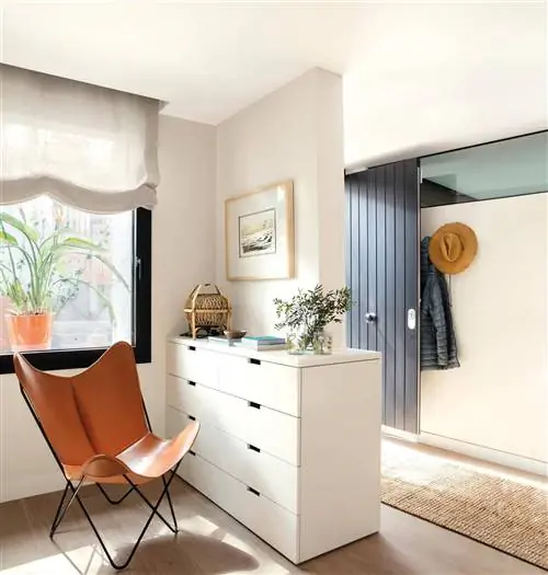 Холл с белым комодом и кожаным креслом Butterfly