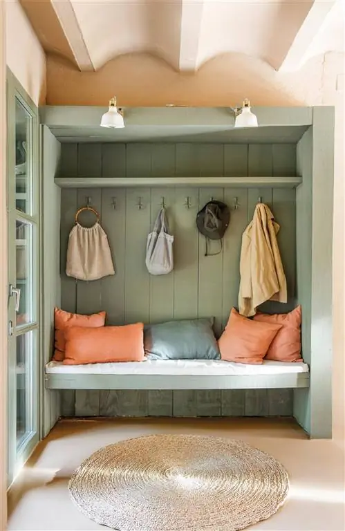 Вестибюль с зеленой лакированной деревянной скамьей и вешалкой