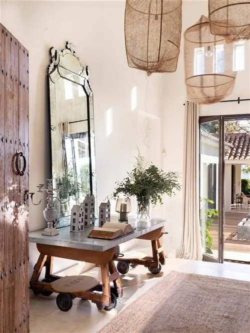 Холл с деревянной консолью и зеркалом.