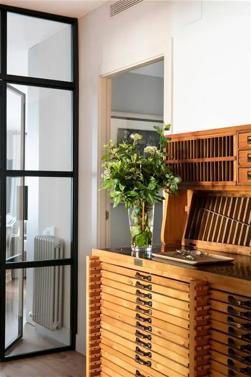 Холл оборудован старинной ситцевой мебелью.