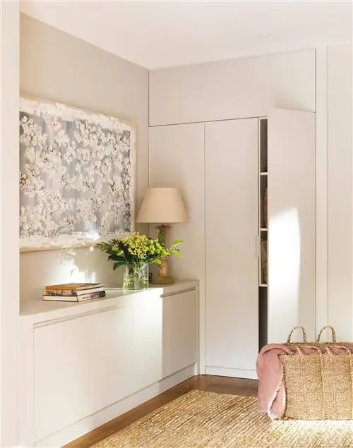 Прихожая с буфетом и нестандартным белым шкафом