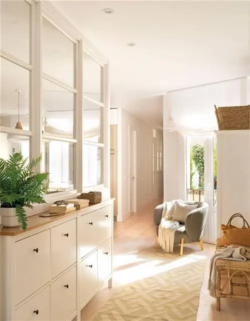 Прихожая с тумбой для обуви в белом цвете и под дерево от Ikea