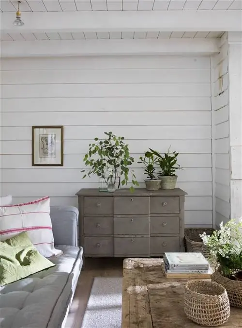 Гостиная с винтажными элементами и серым комодом.