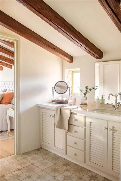 Белый шкафчик для ванной с ручной росписью.