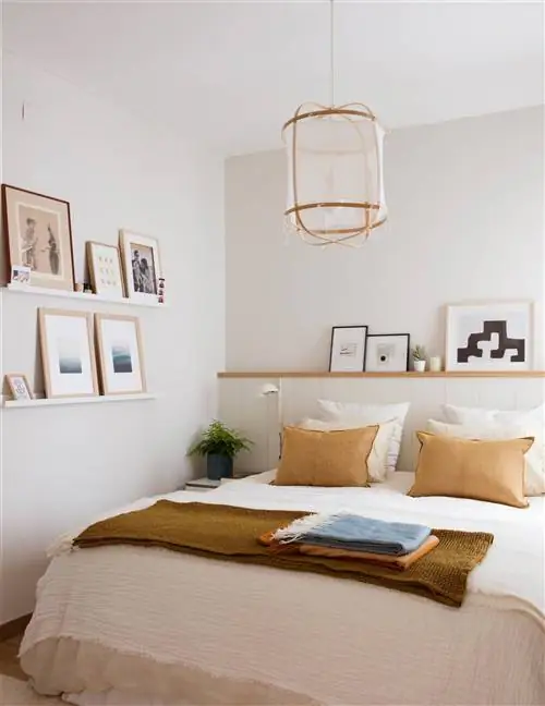 Спальня со встроенным изголовьем и 6 подушками в два ряда