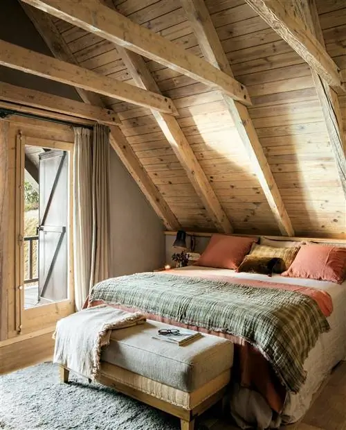 Деревенская спальня с деревянными балками.
