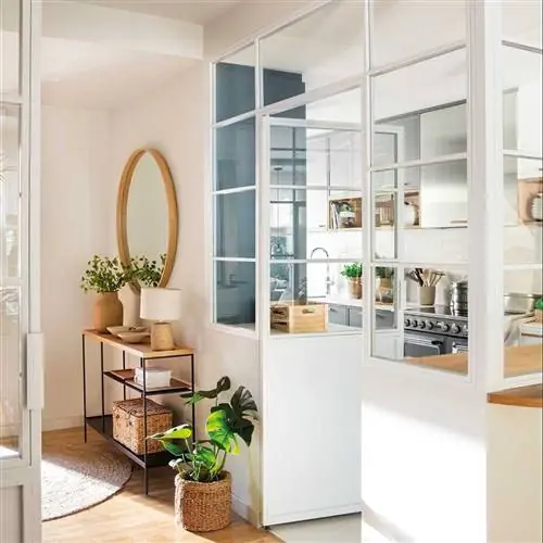 Остекление, отделяющее кухню от зала