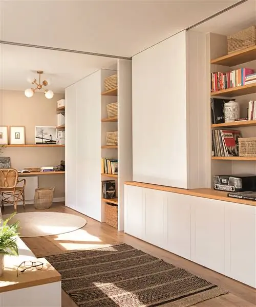 Гостиная с мебелью для гостиной с раздвижной панелью, скрывающей телевизор