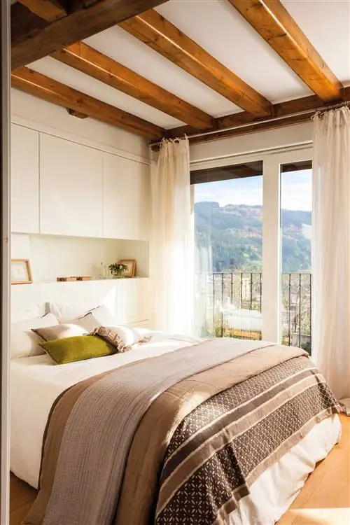 Маленькая спальня с изголовьем стены со шкафами