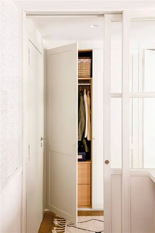 Камуфляжный шкаф у входа.