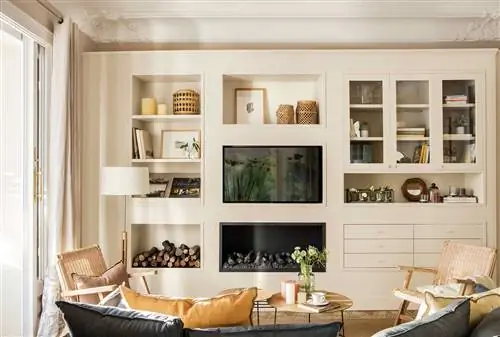 Гостиная с мебелью на заказ с полками, шкафами и ящиками.