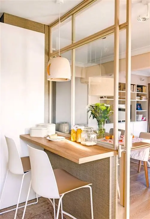 Стеклянный корпус с барной стойкой на кухне.