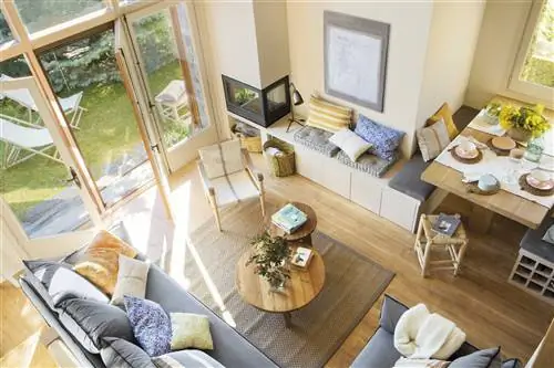 Гостиная с угловым диваном, 2 деревянными столиками, верстаком и столовой.