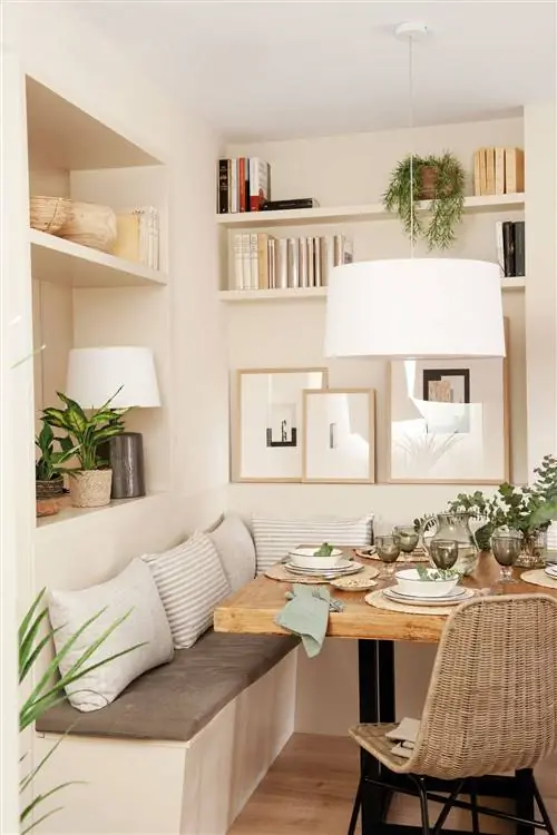 Небольшая индивидуальная столовая со скамейкой и деревянным столом.