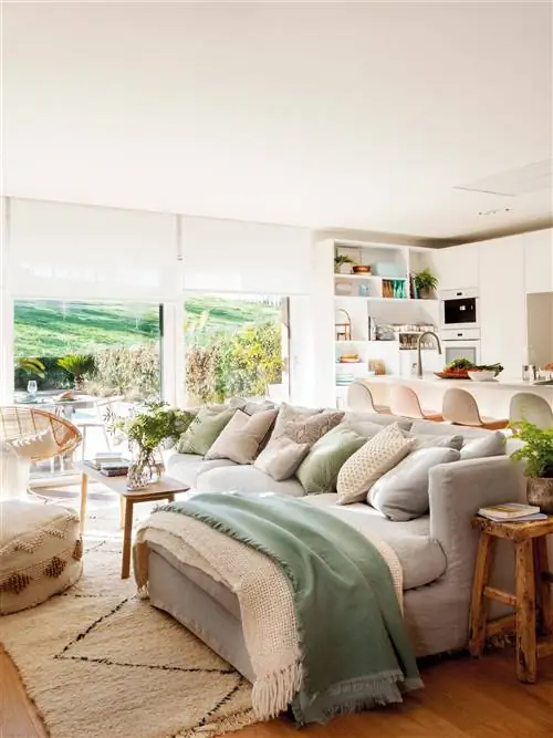 Гостиная открыта на кухню.