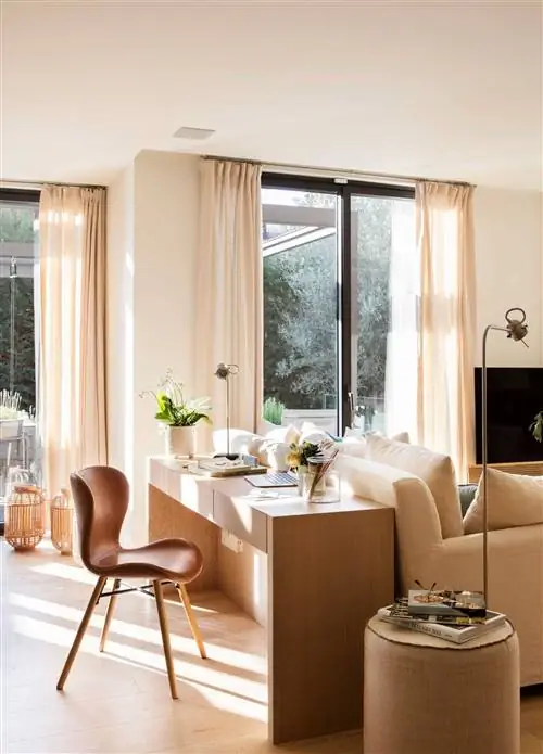 Консоль размещена за спинкой дивана.