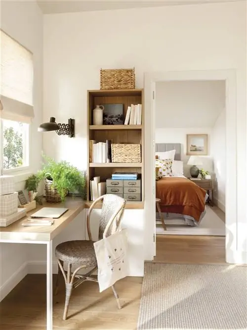 Учебная зона со столом и книжным шкафом в одном предмете.