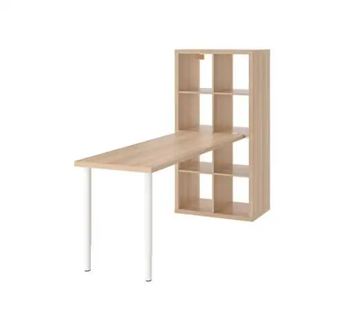 Комбинация белого стола Kallax/Lagkapten с эффектом беленого дуба от Ikea.