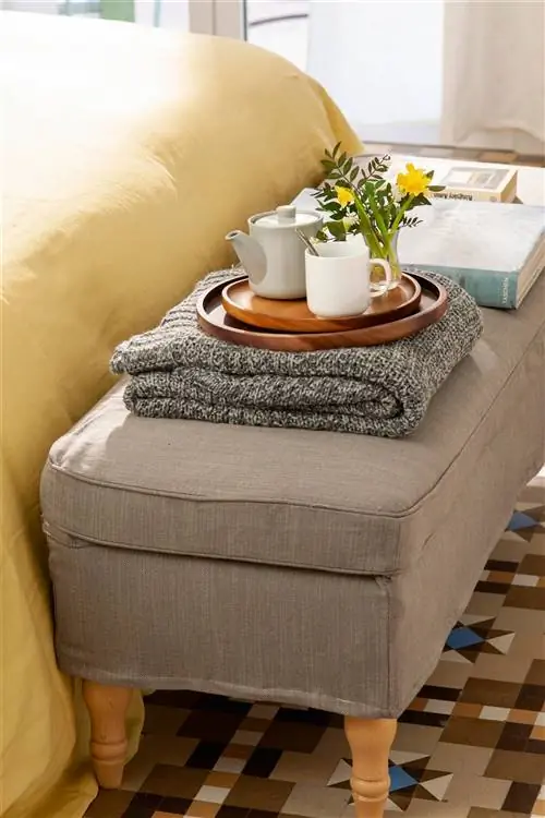 Скамья с местом для хранения у изножья кровати.