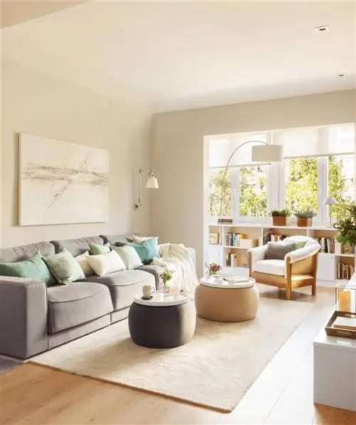 Гостиная с серым диваном и пуфами в качестве журнального столика,