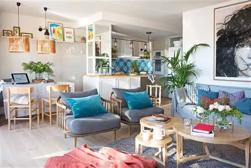 Гостиная с открытой кухней оформлена в синем, сером цвете и дереве.