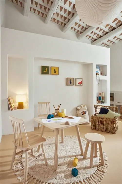 Детская коллекция Kave Home Days Off: стол и стулья.